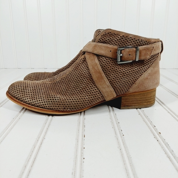 Vince Camuto Casha Brown Tan Laser Cut Ankle Booties E986 - Picture 1 of 13